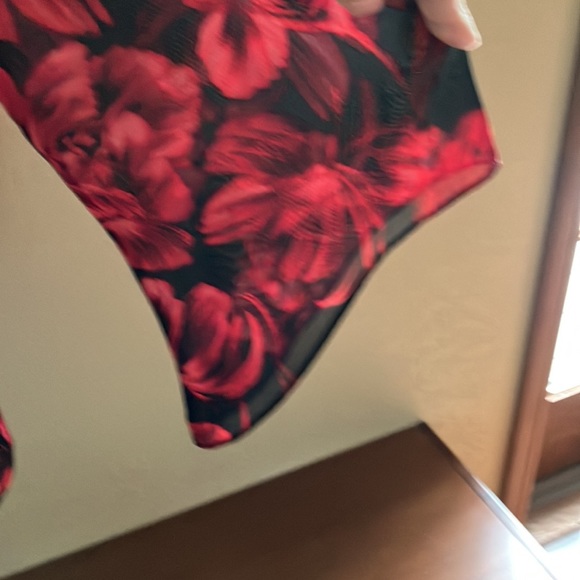 ROZ & ALI LG BLACK & RED BEADED BEAUTY WITH SLANT SLEEVES TUNIC - Picture 4 of 10